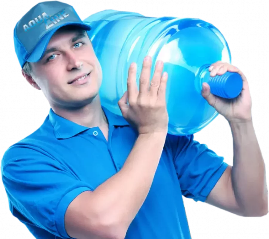 Mladić koji vrši dostavu nosi balon vode na remenu