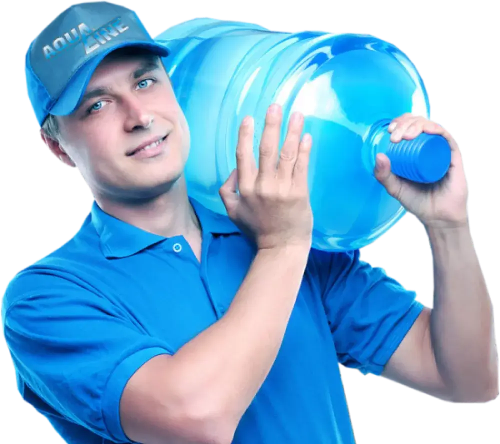 Mladić koji vrši dostavu nosi balon vode na remenu